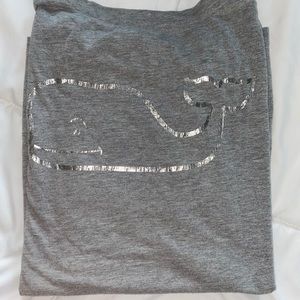 vineyard vines logo tee (size M)